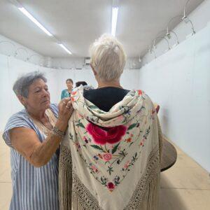 Bargas celebra una nueva edición del taller de colocación del mantón de Bargueña