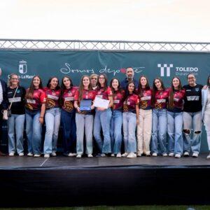 El equipo Infantil femenino de voleibol recibe el reconocimiento por su subcampeonato provincial